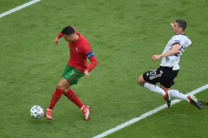 Vai Trò Và Kỹ Thuật Chuyên Sâu Của Vị Trí Đá Thòng Trung Vệ